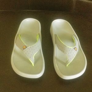 New- Bogs Rebound sandals